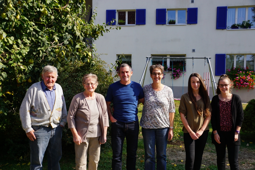 Die ganze Familie mit Grosseltern