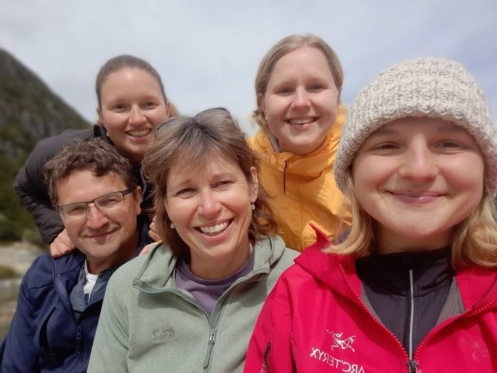 Erich und Irene Vonlanthen mit Céline, Noemi und Livia